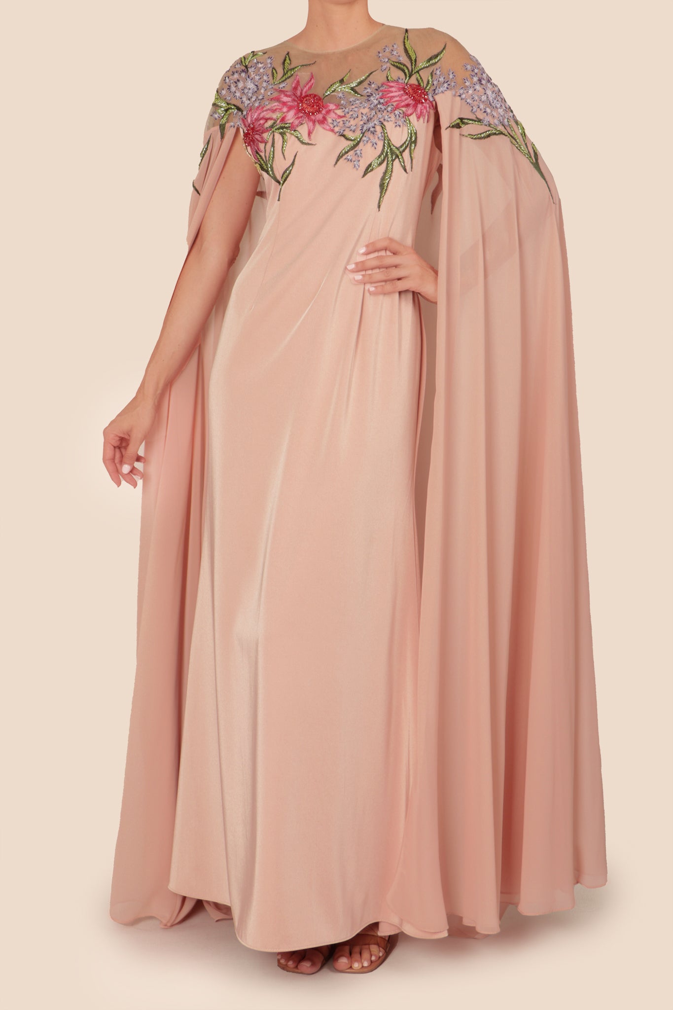 Vestido cuello alto efecto capa bordado rosa – Lila Alta Costura