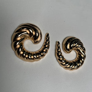 Arete en forma de espiral dorado