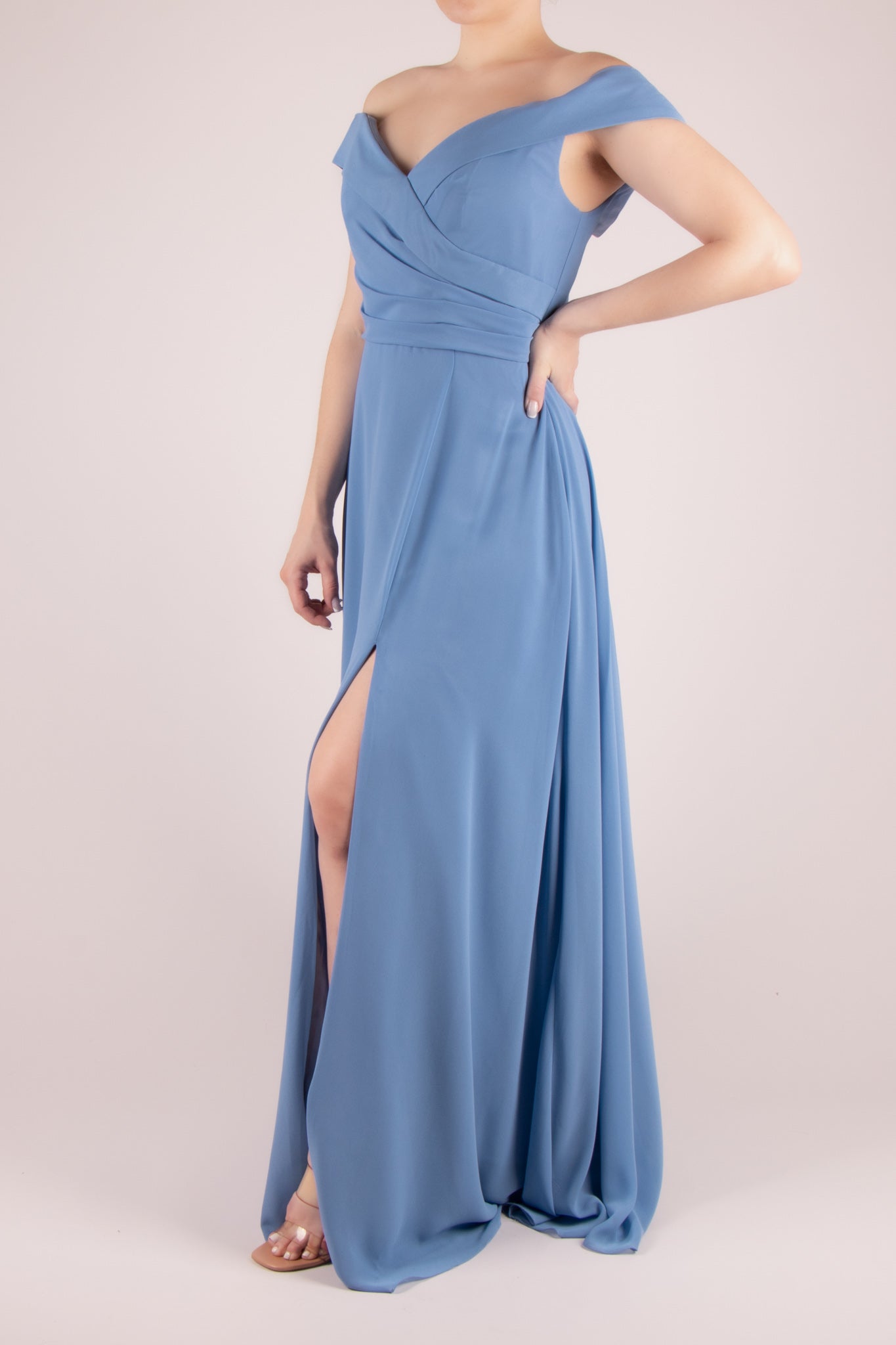 Vestido maxi con cuerpo de encaje y falda de chiffon con escote en V Azul Océano