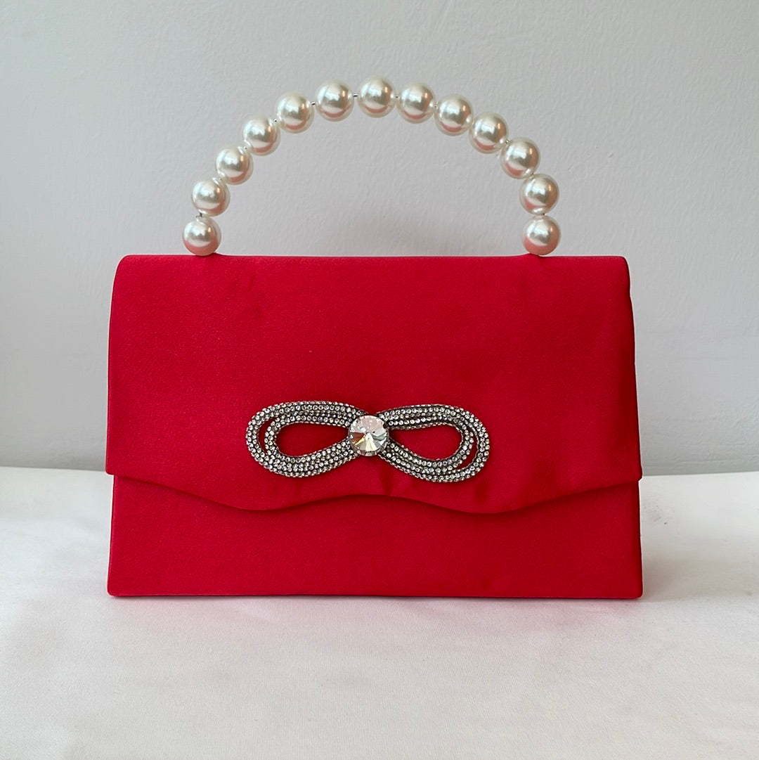 Bolsa satín rojo con agarradera de perlas