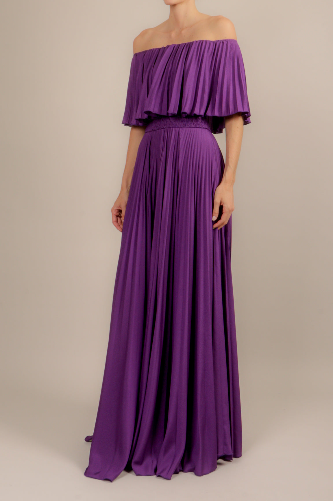 Vestido off shoulder plisado morado