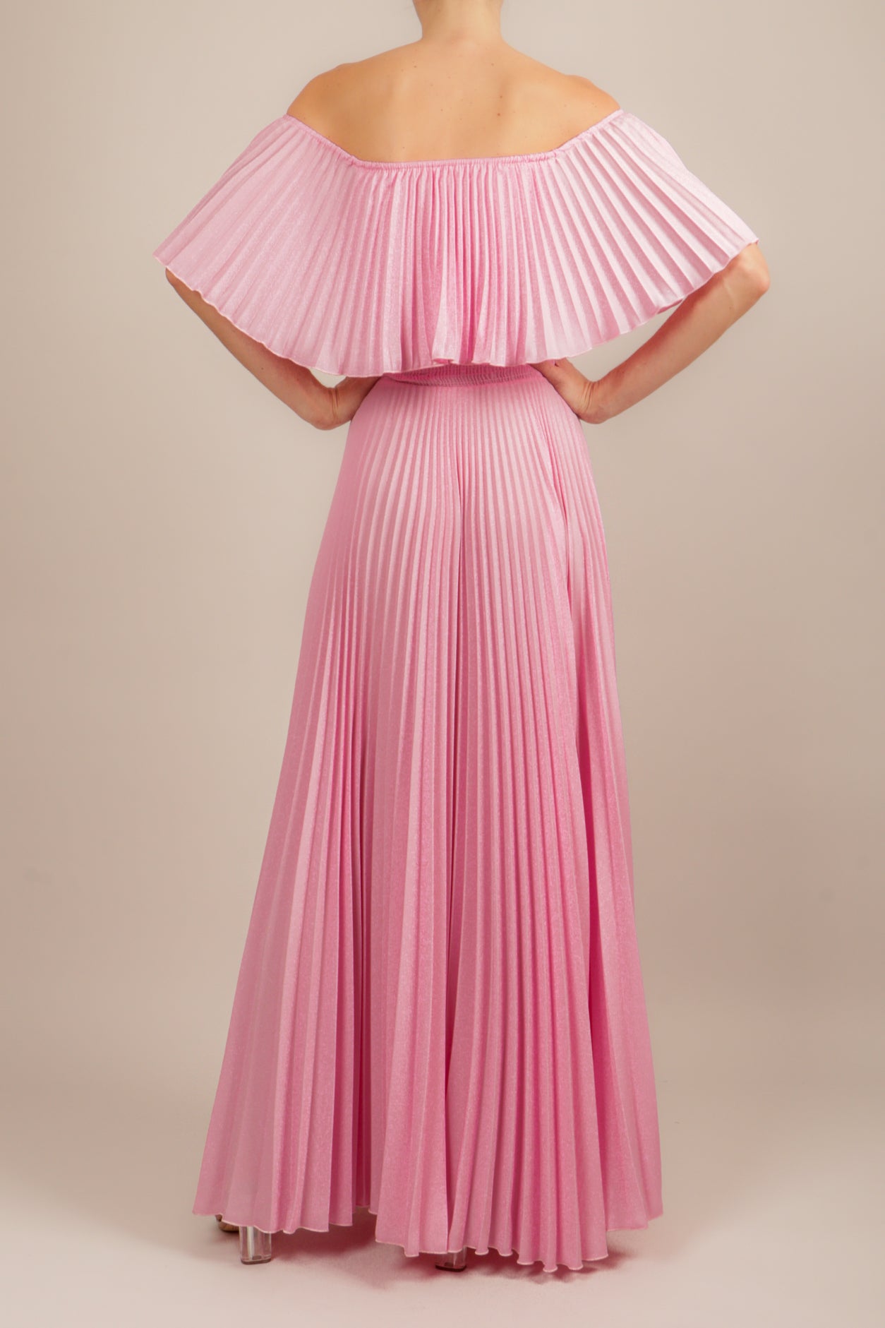 Vestido off shoulder plisado rosa