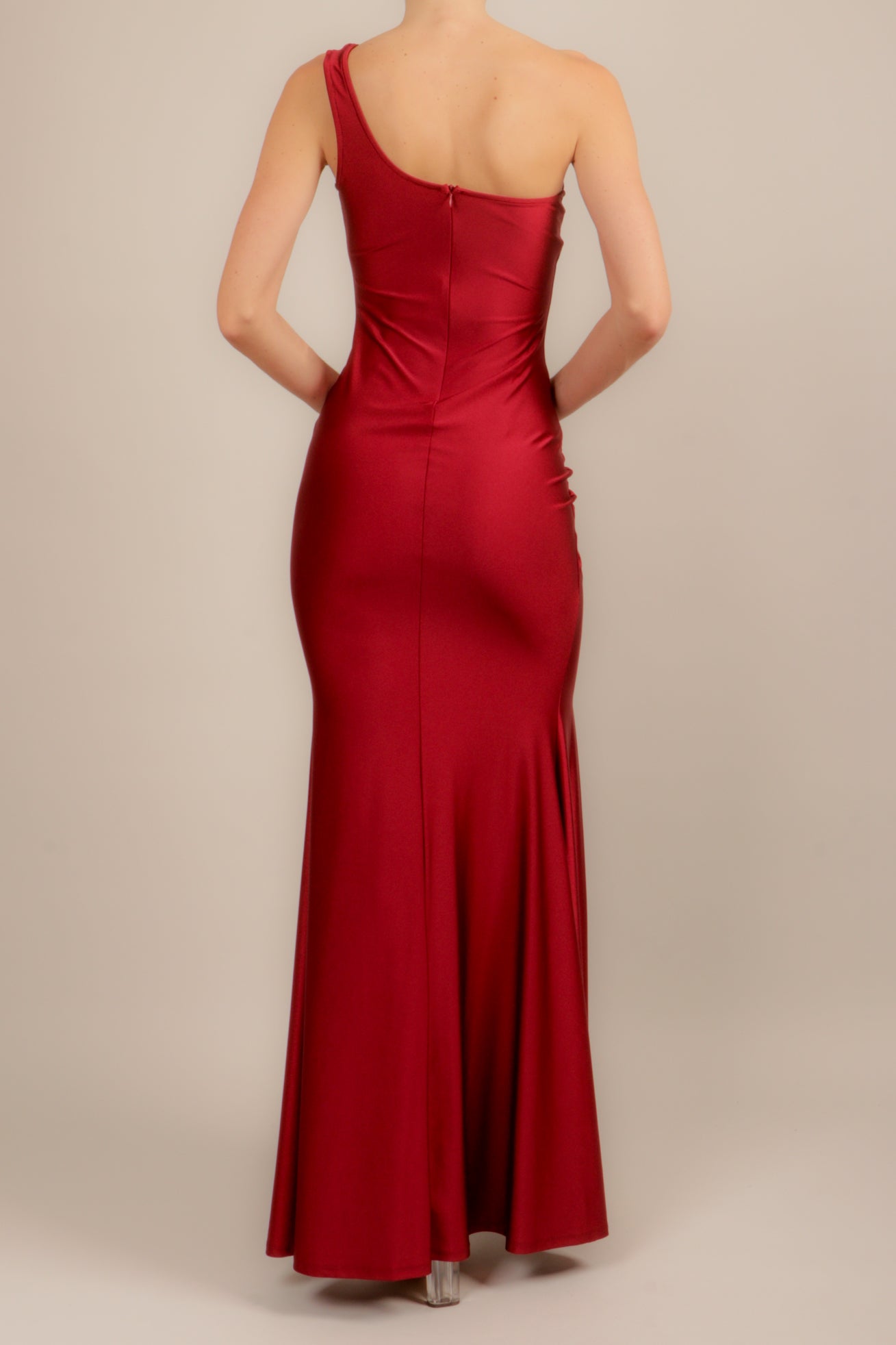 Vestido licra un hombro vino abertura en pierna