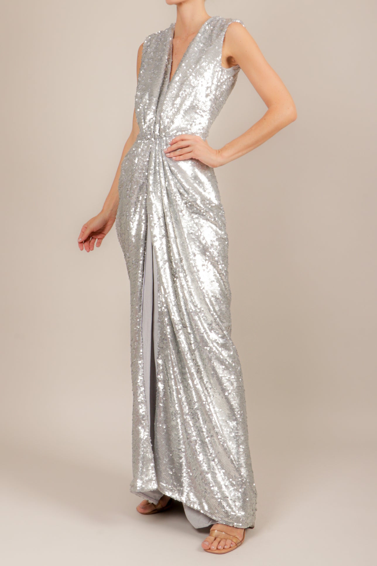 Vestido lentejuela abertura en pierna plata