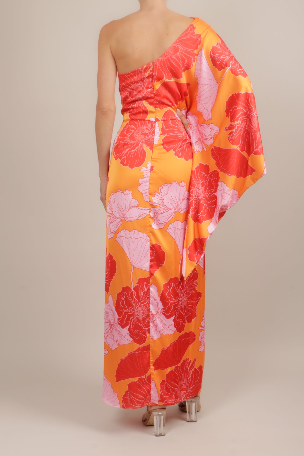 Vestido una manga naranja flores rojas