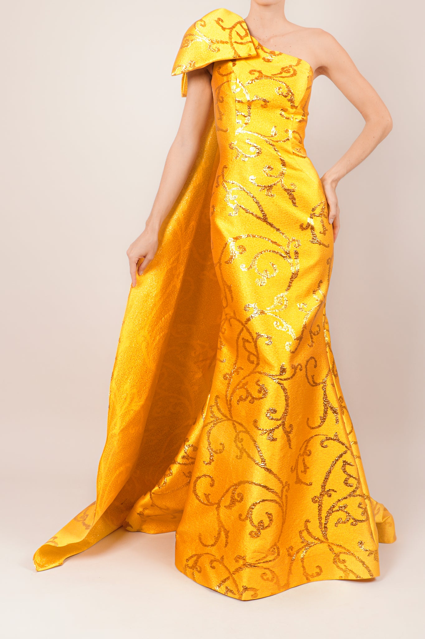 Vestido brocado amarillo moño en hombro