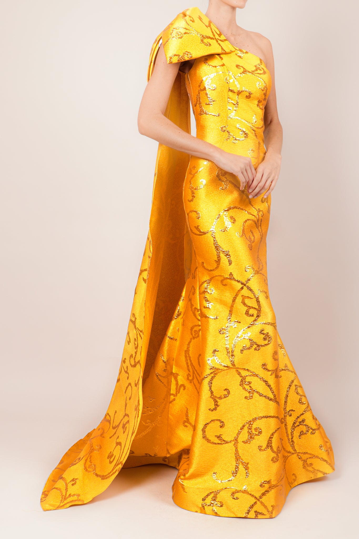 Vestido brocado amarillo moño en hombro