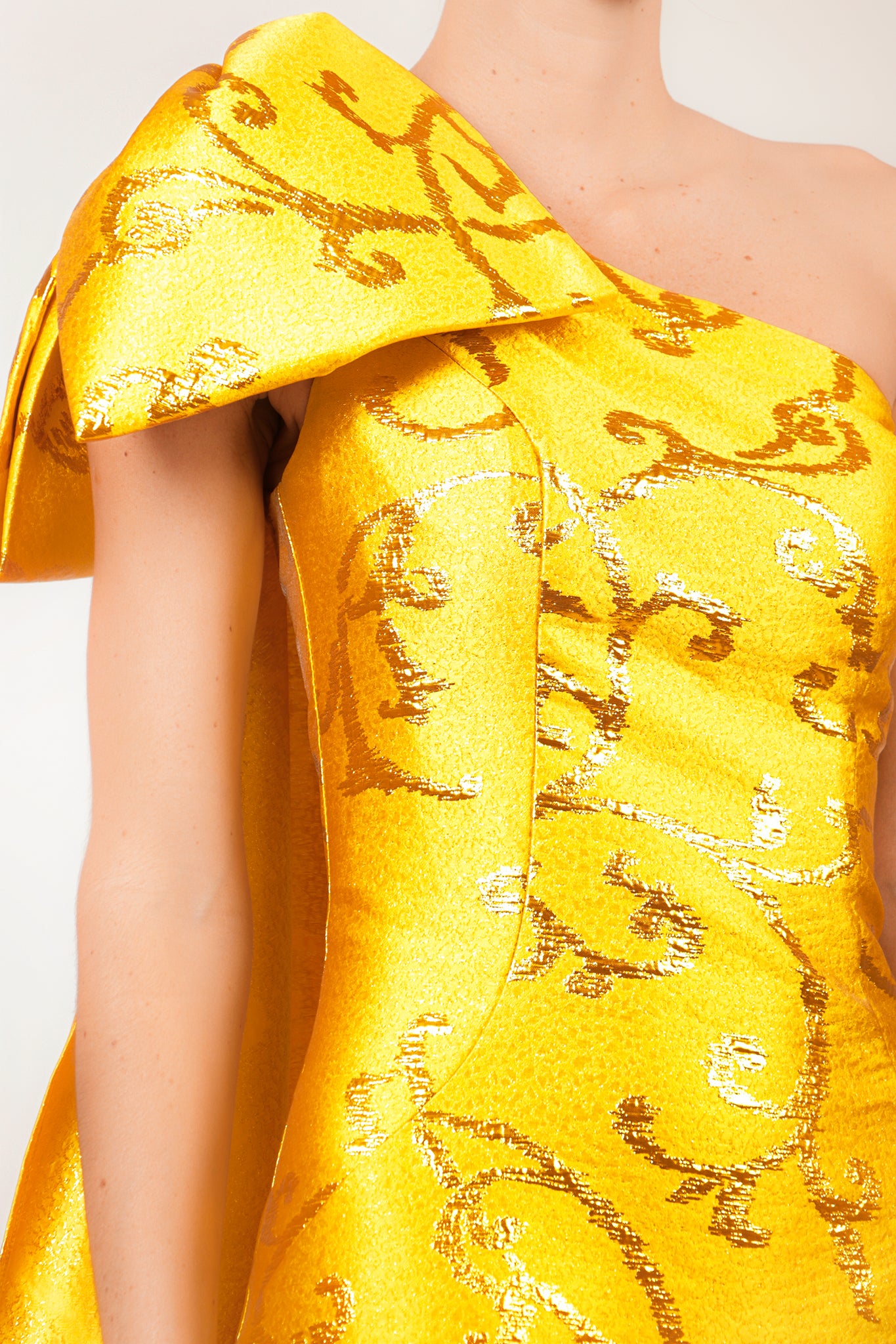 Vestido brocado amarillo moño en hombro