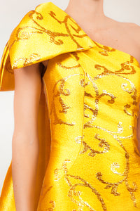 Vestido brocado amarillo moño en hombro
