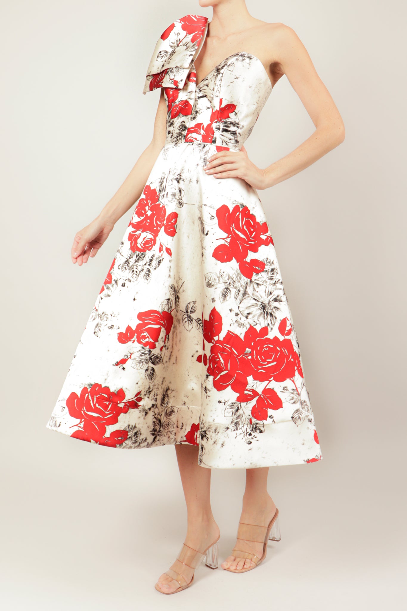 Vestido print midi moño en hombro marfil rosas rojas