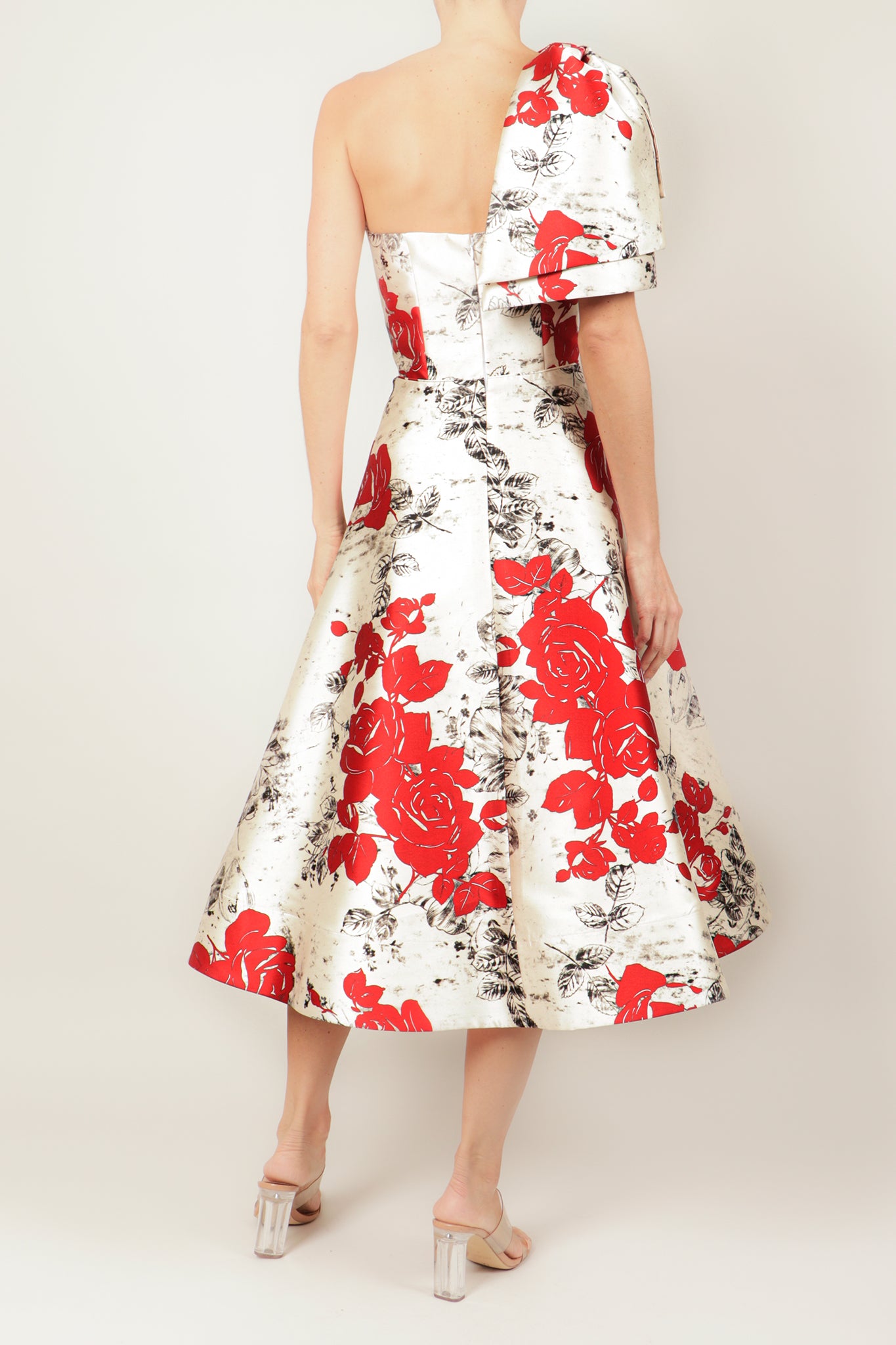 Vestido print midi moño en hombro marfil rosas rojas