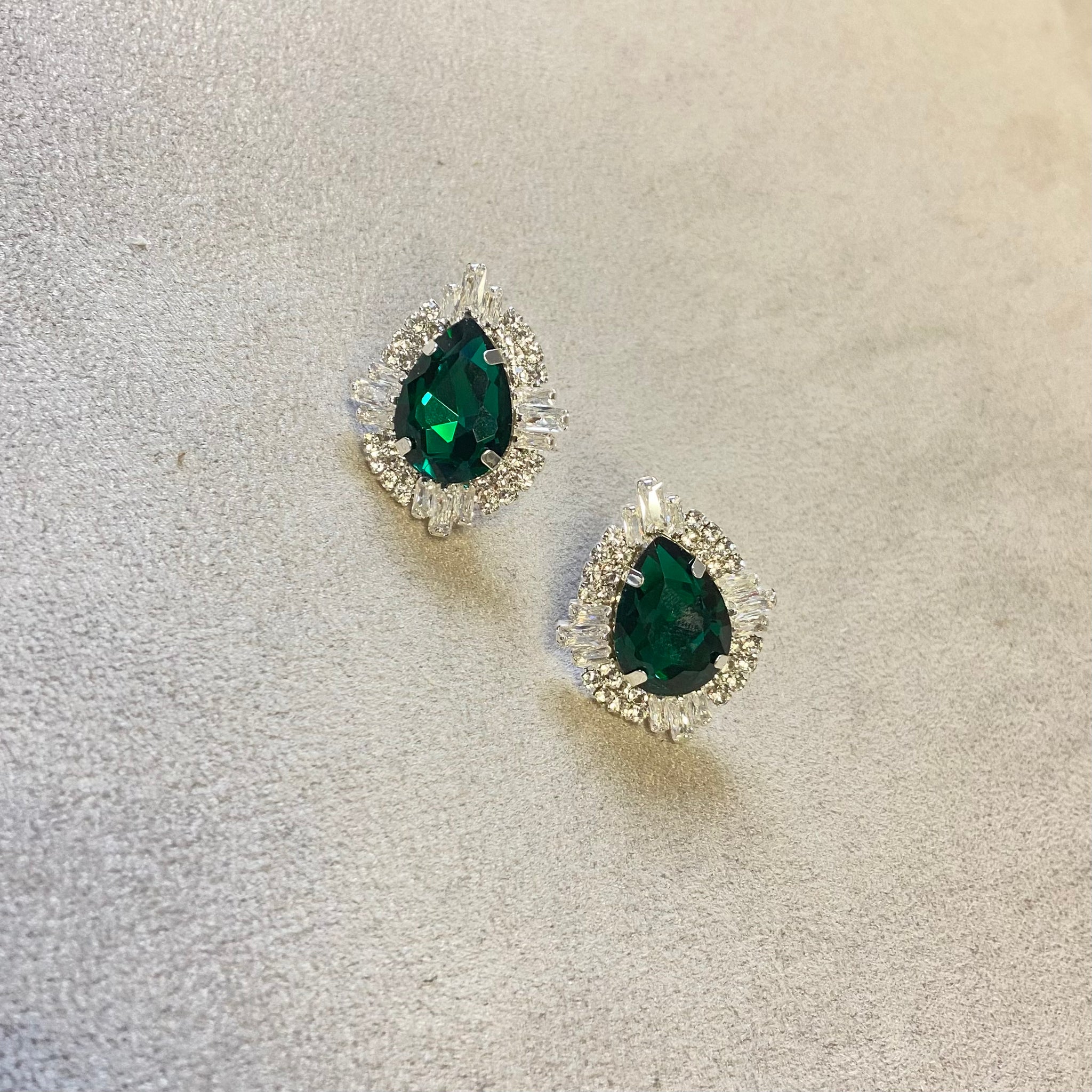 Arete gota mediana verde-plata