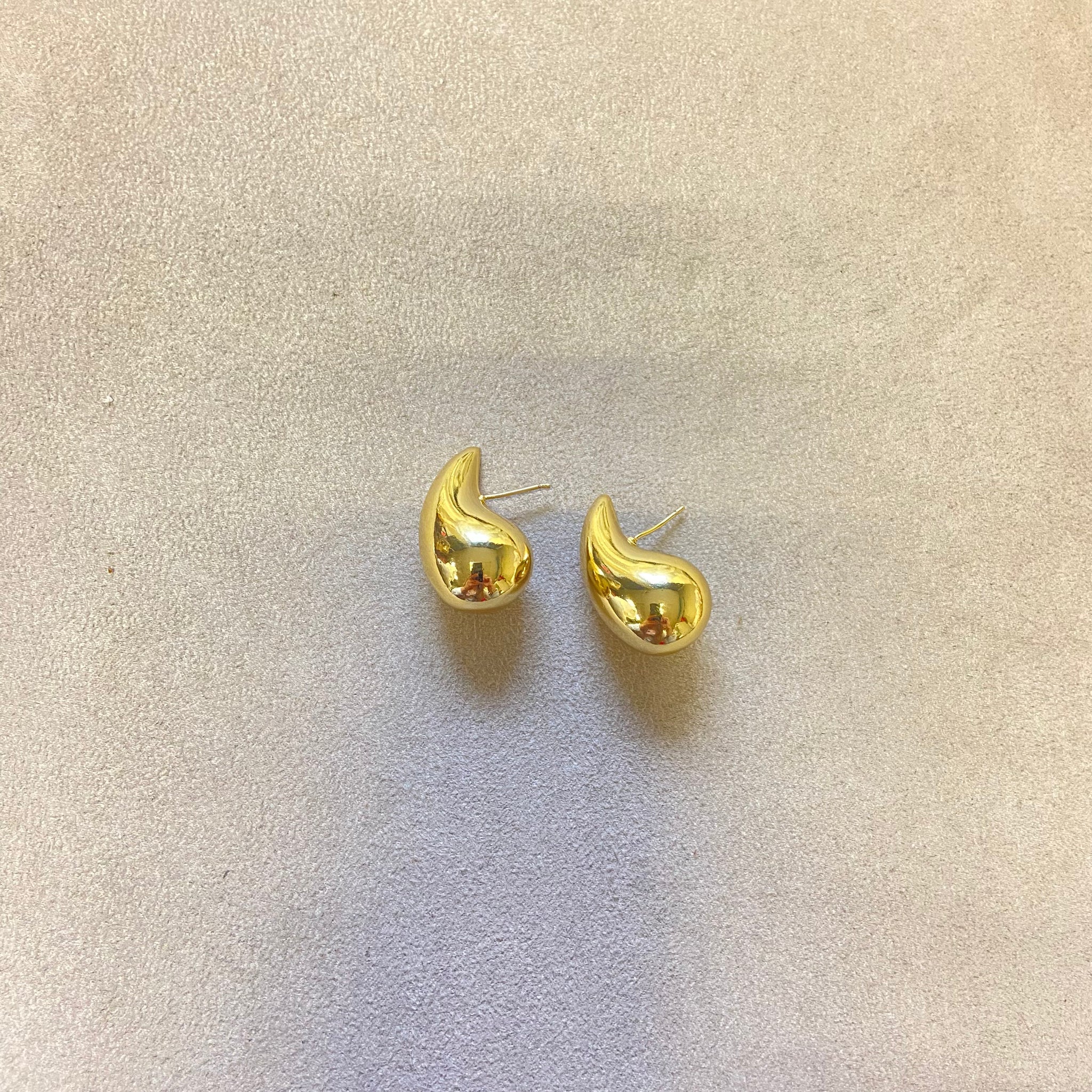 Arete gota chica dorada