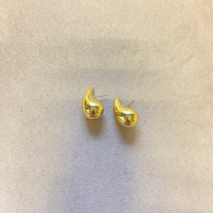 Arete gota chica dorada