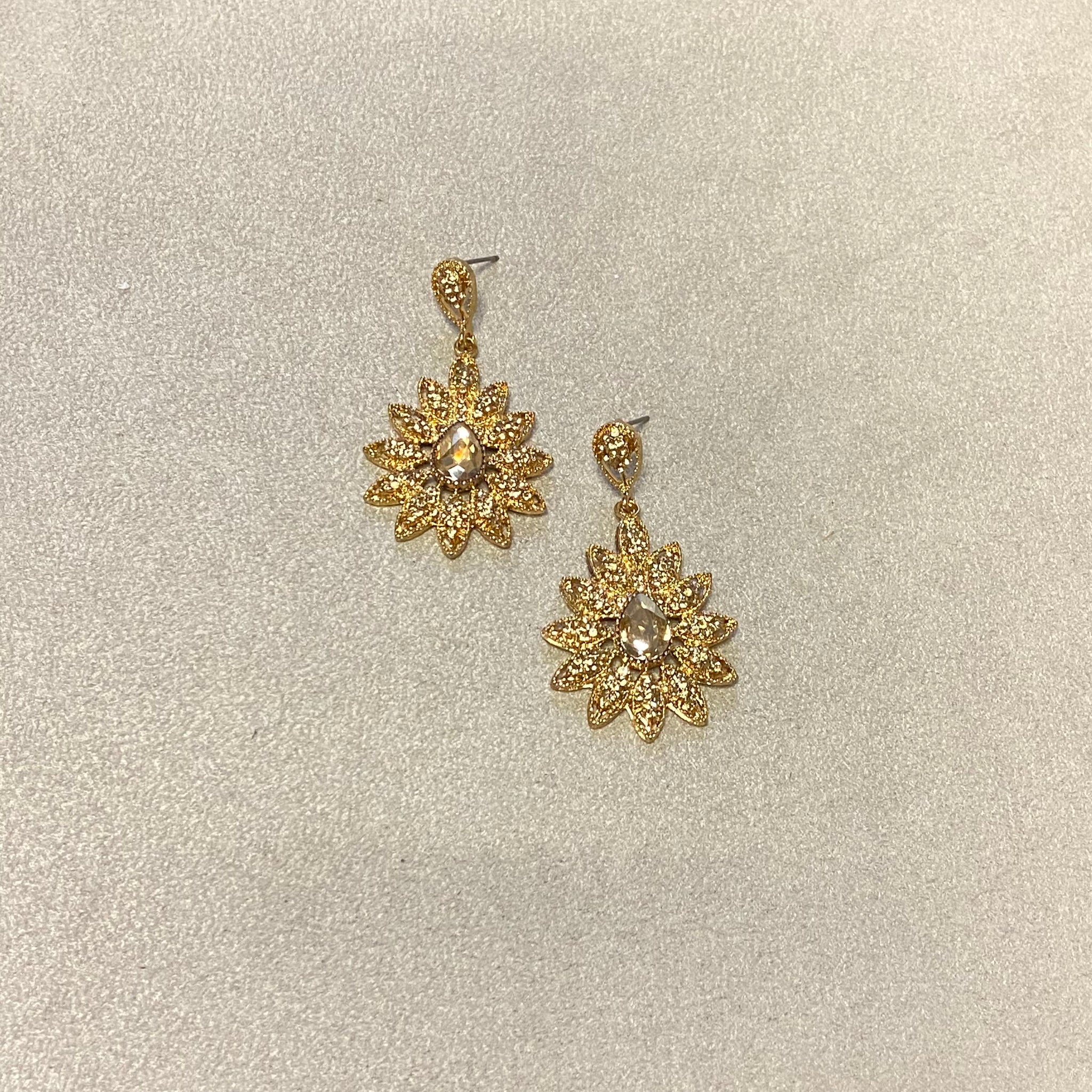 Arete flor dorado