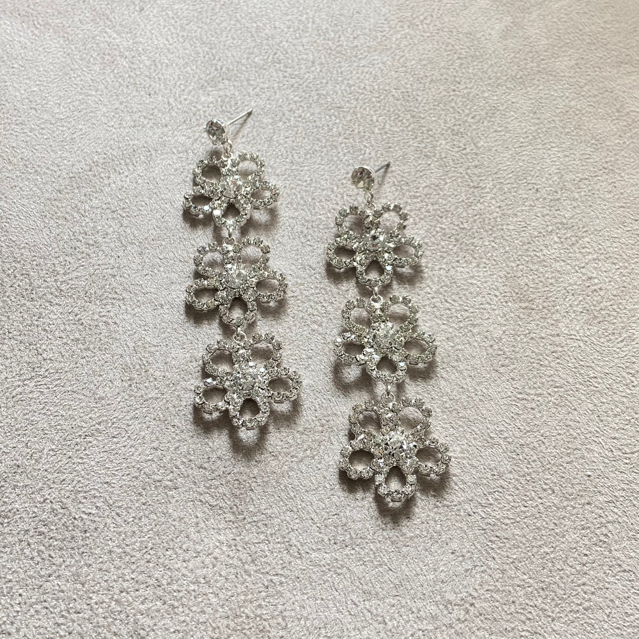 Par de aretes triple flor plata