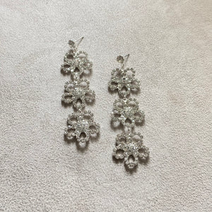 Par de aretes triple flor plata
