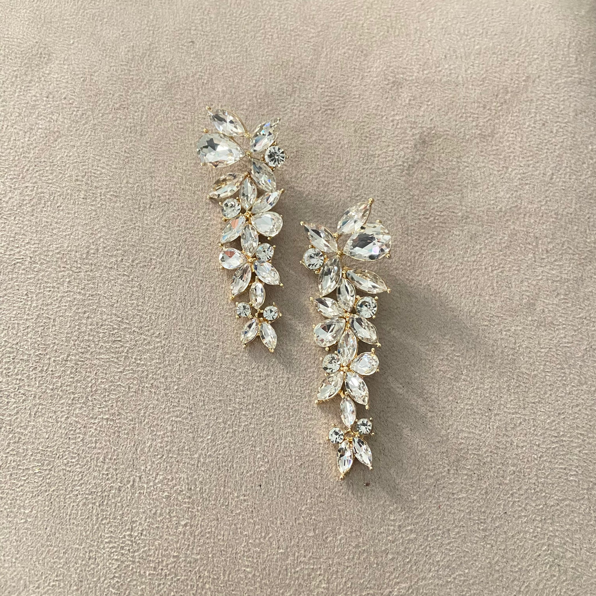 Arete largo tipo flor dorado-plata