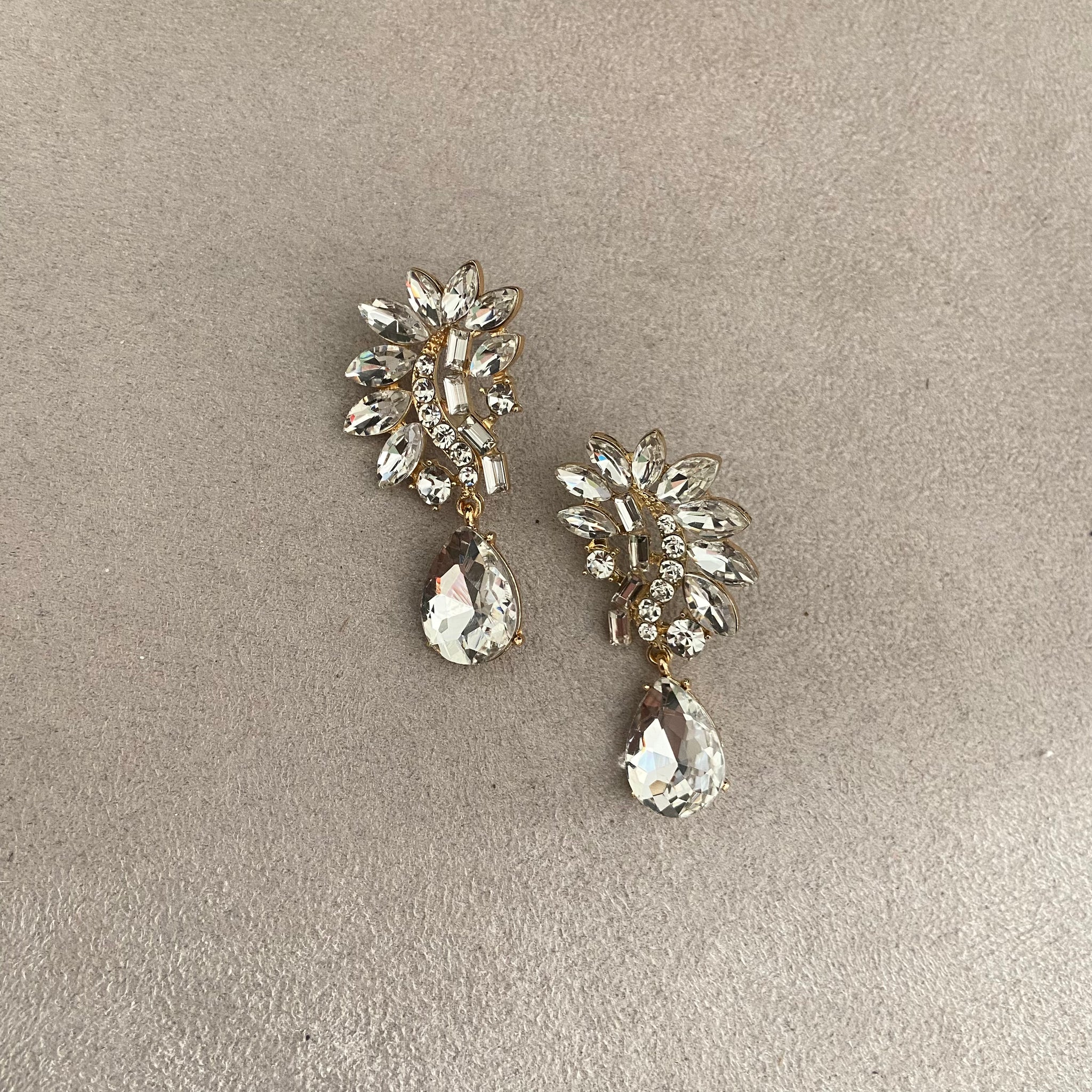 Arete media flor dorado-plata