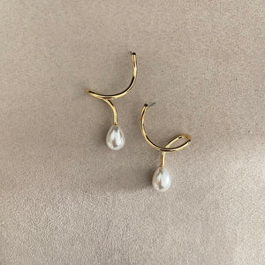 Arete torcido con gota dorado