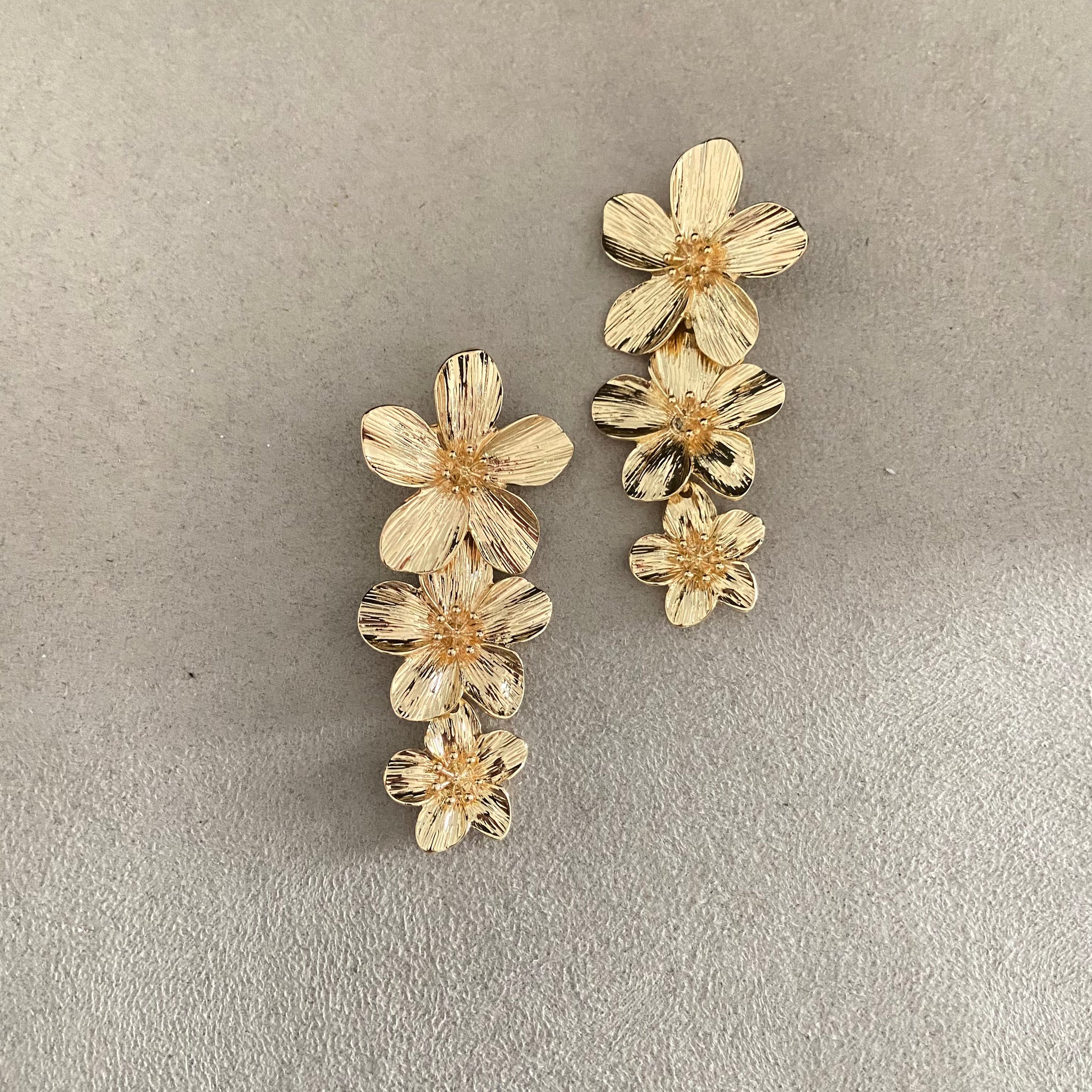 Arete en forma de flor dorado