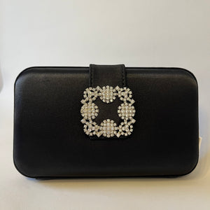 Clutch satín negro broche c/brillos