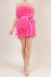 Vestido corto strapless plumas rosa