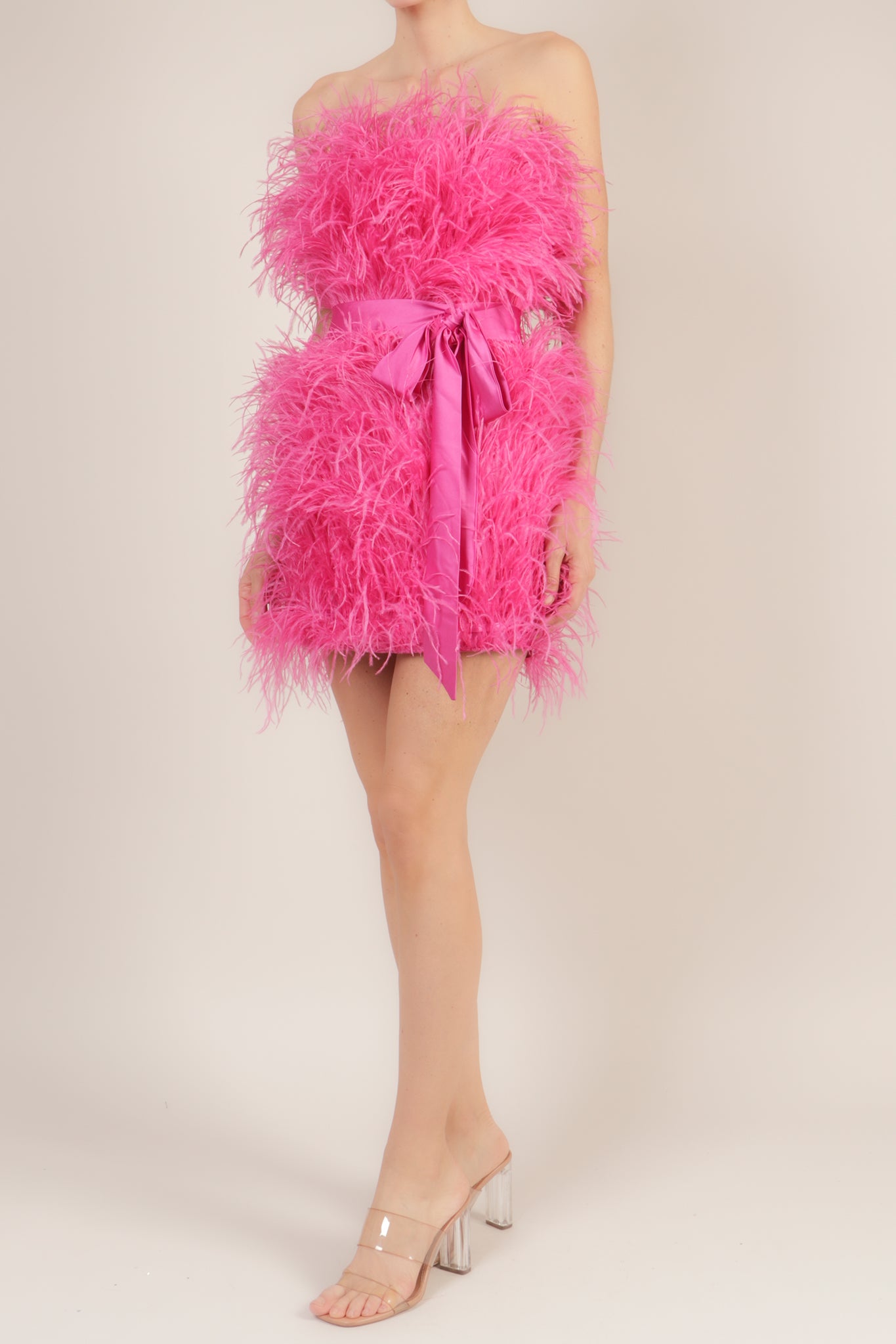 Vestido corto strapless plumas rosa