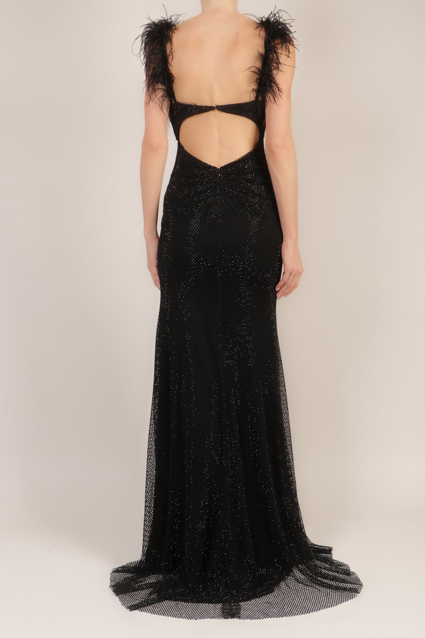 Vestido cut out plumas en hombros negro