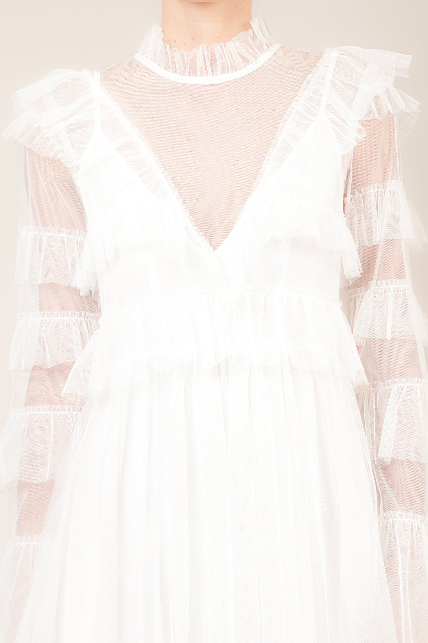 Vestido mesh cuello alto manga larga olanes blanco
