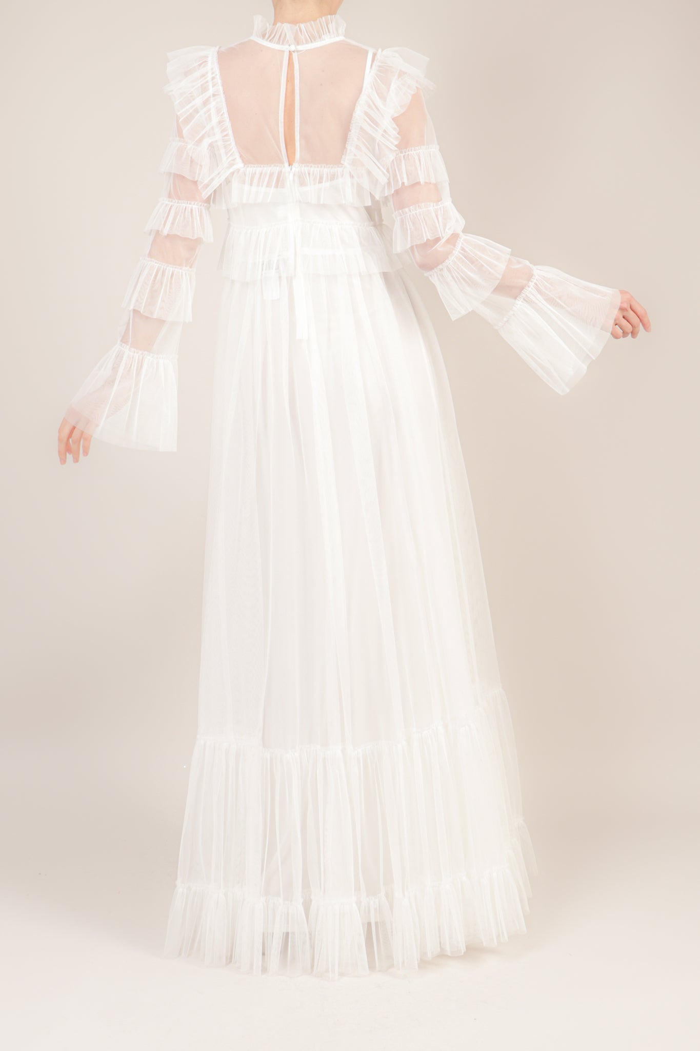Vestido mesh cuello alto manga larga olanes blanco