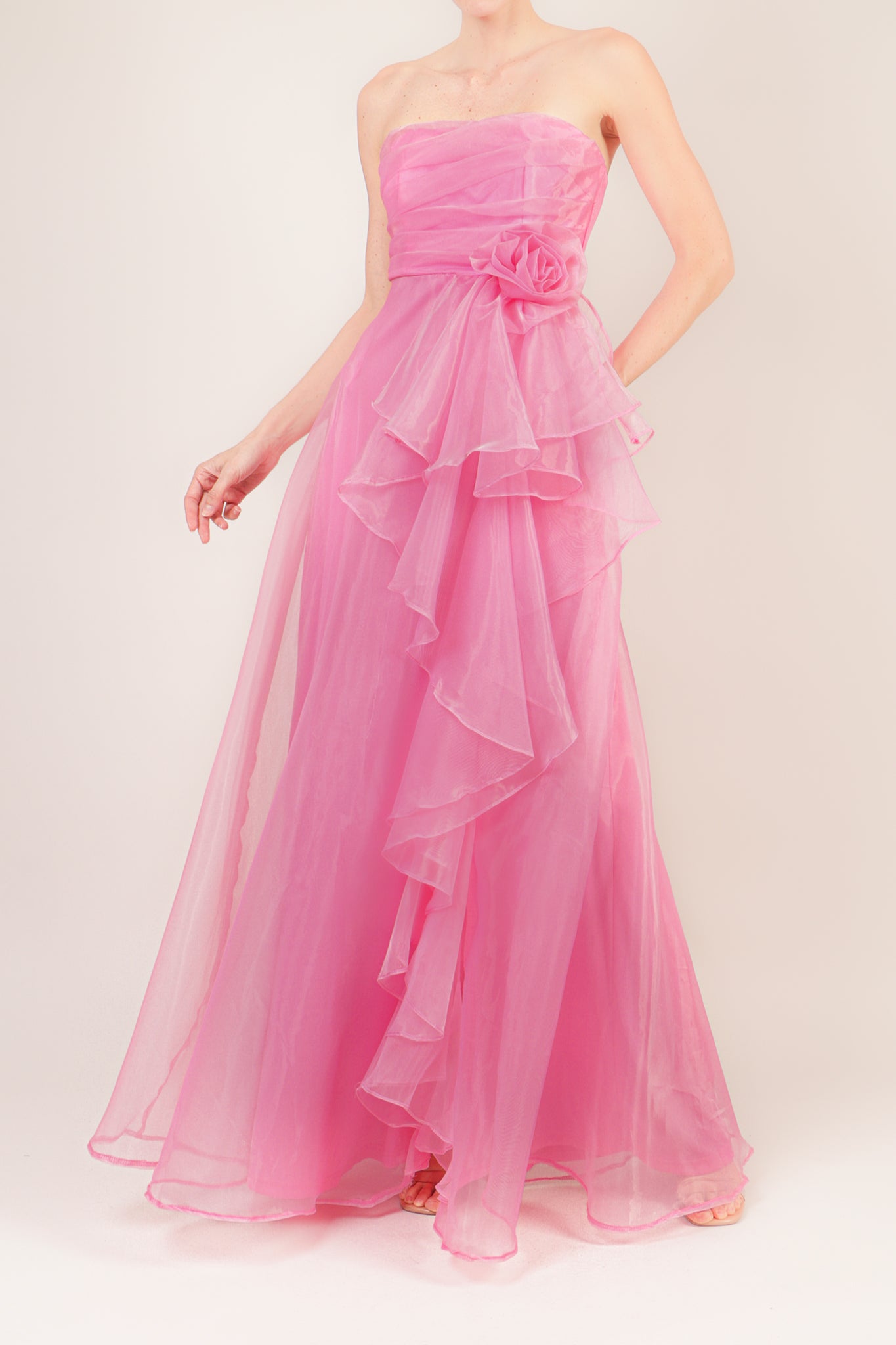 Vestido strapless flor y ruffle rosa