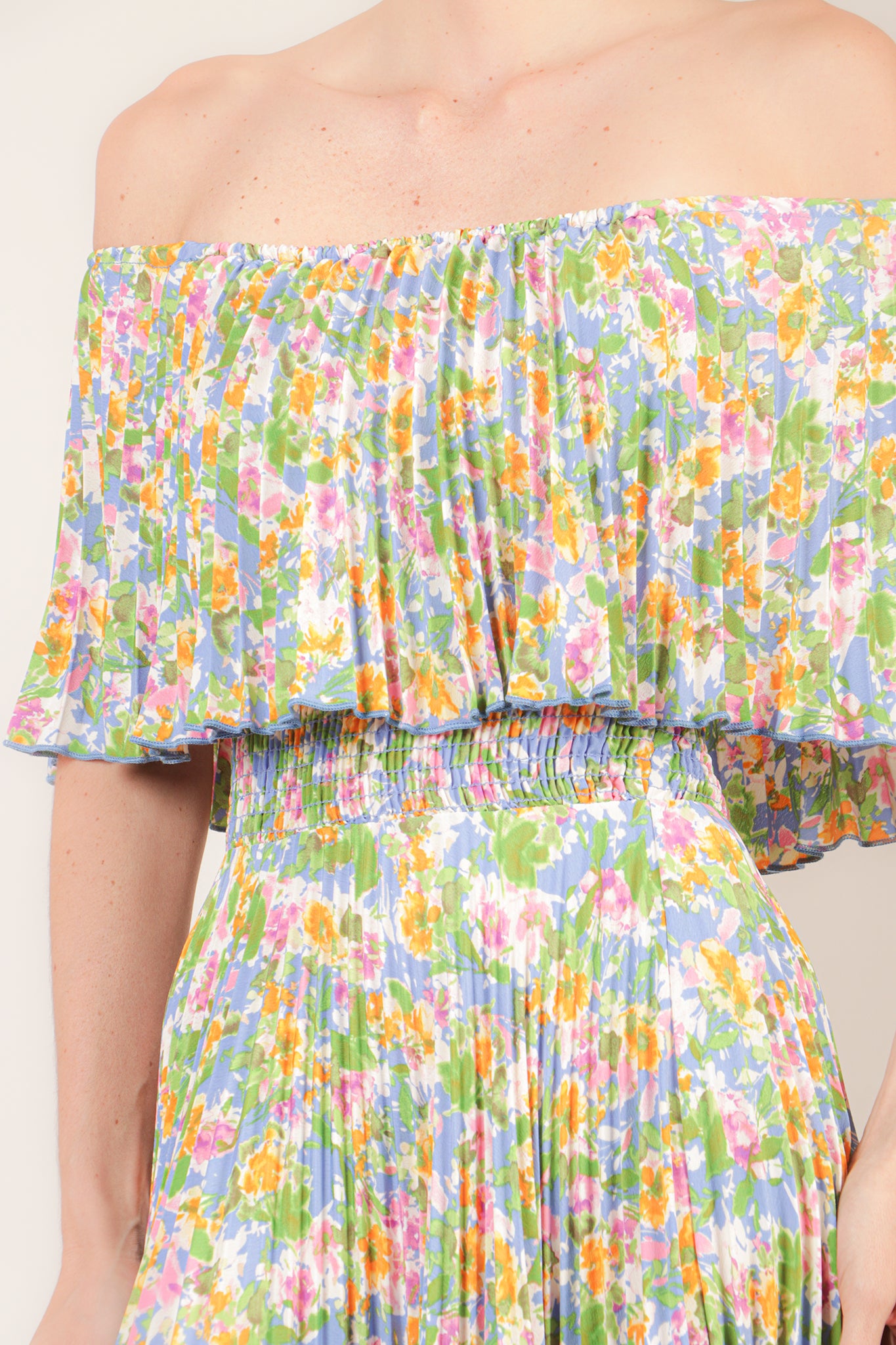 Vestido plisado off the shoulder print indigo