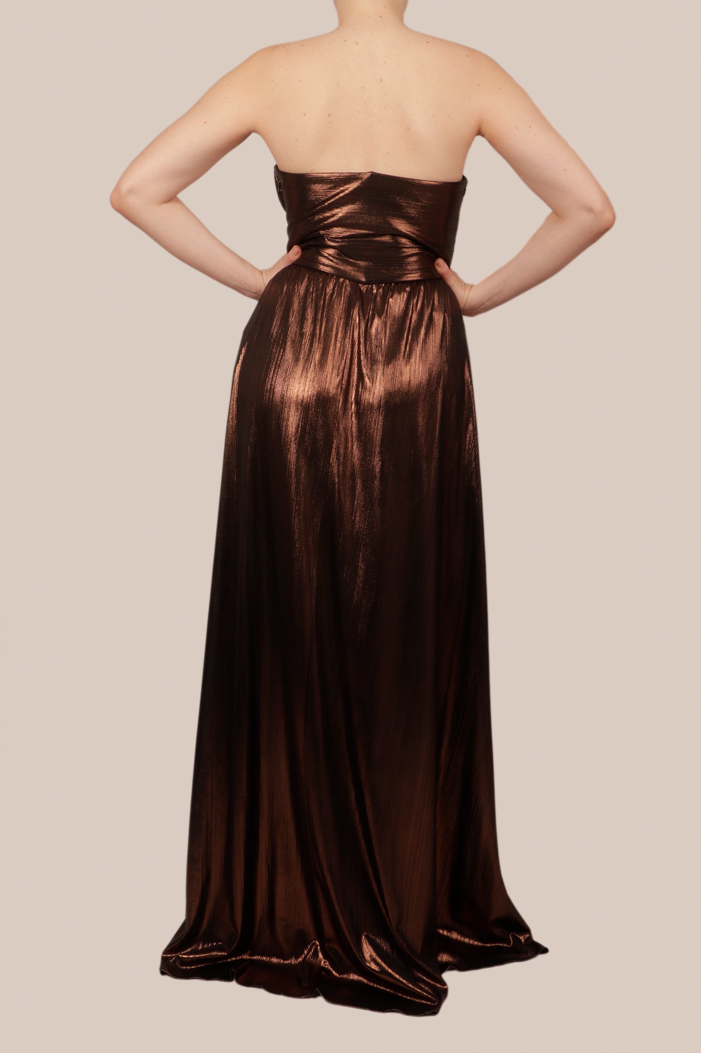 Vestido strapless bronce