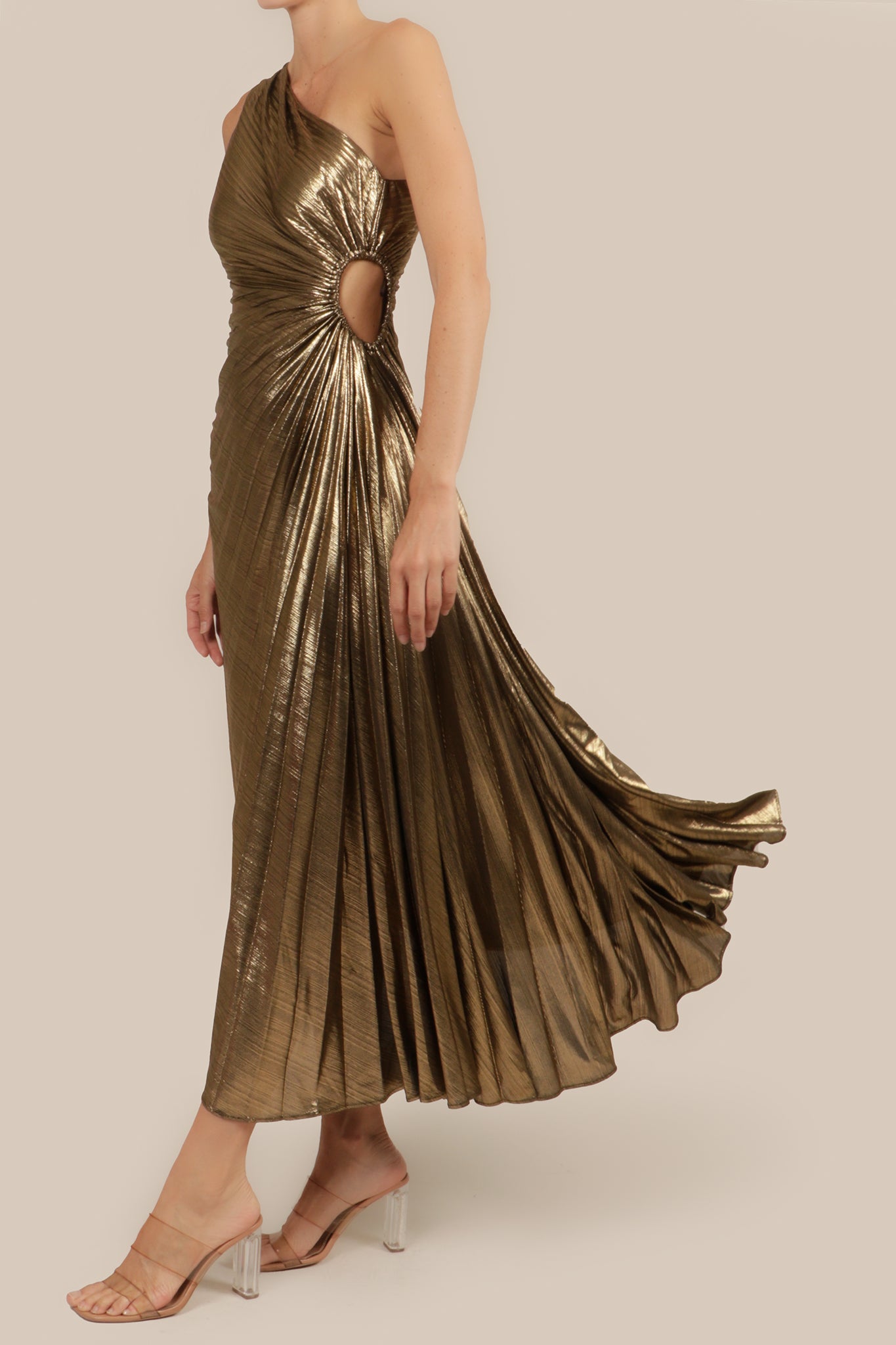 Vestido plisado dorado 2025 uterqüe