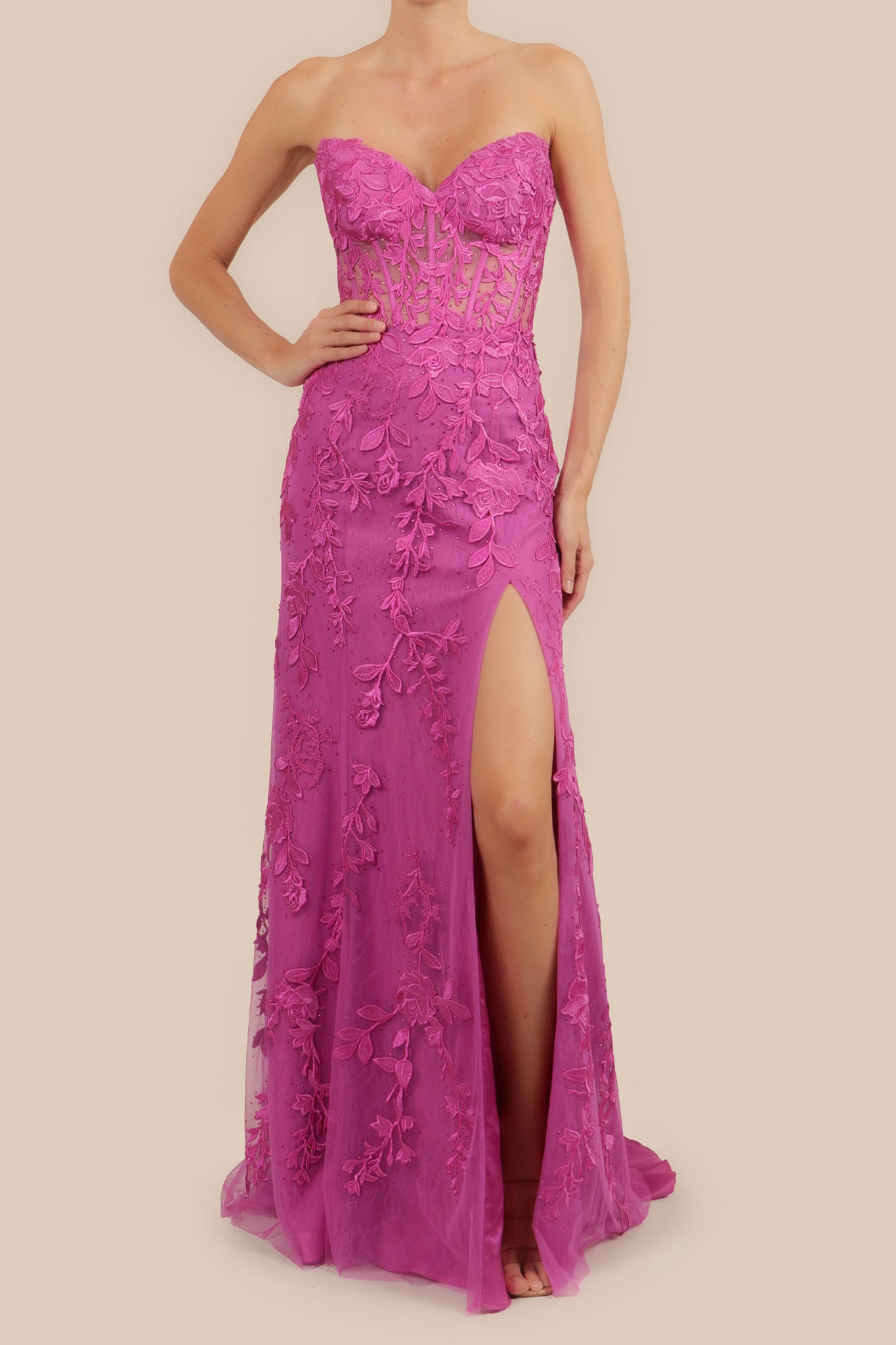 Vestido strapless v bordado detalle en espalda magenta