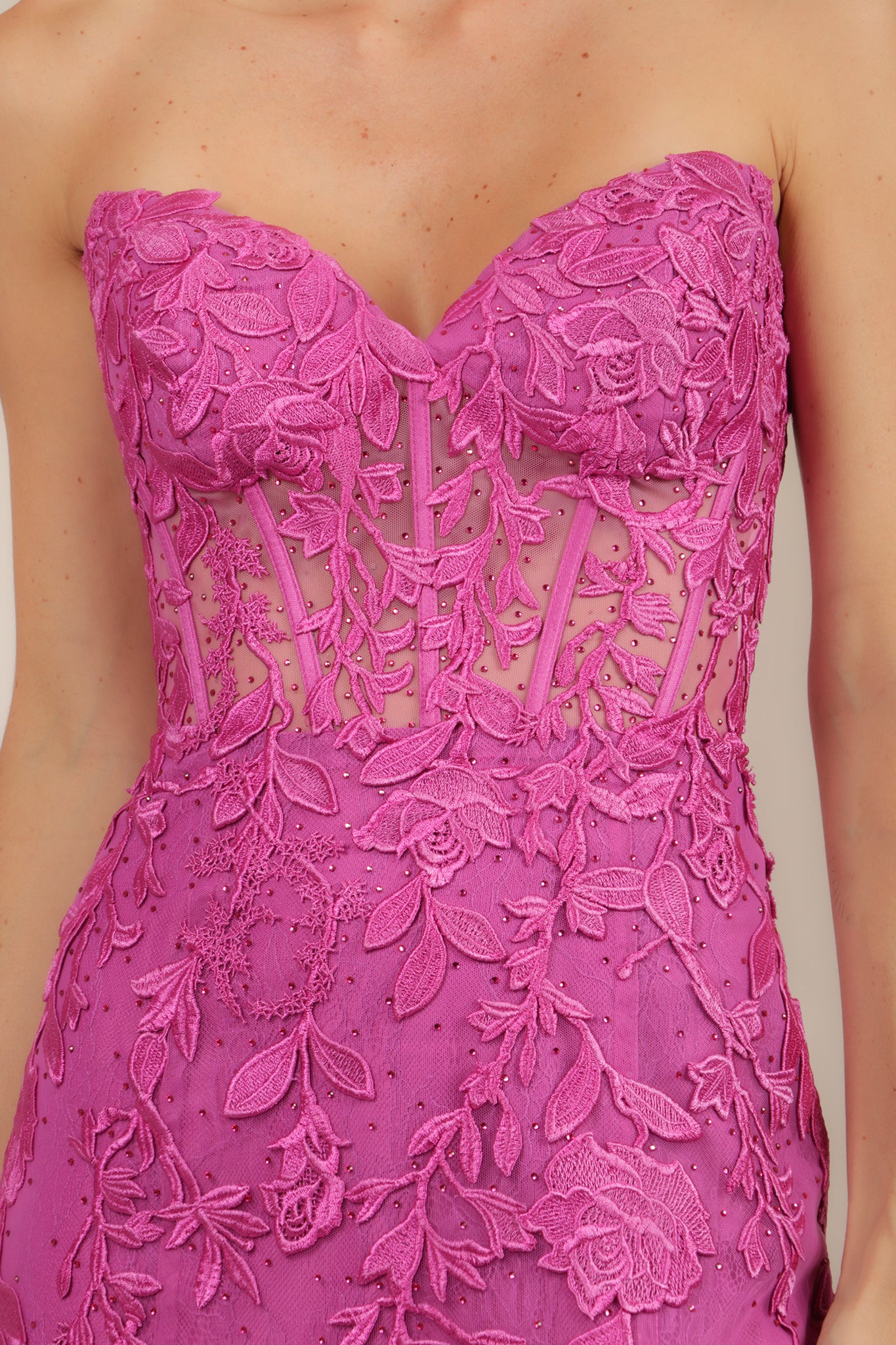 Vestido strapless v bordado detalle en espalda magenta