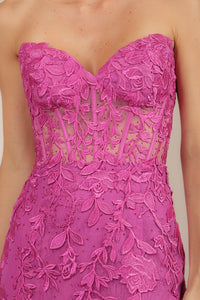 Vestido strapless v bordado detalle en espalda magenta