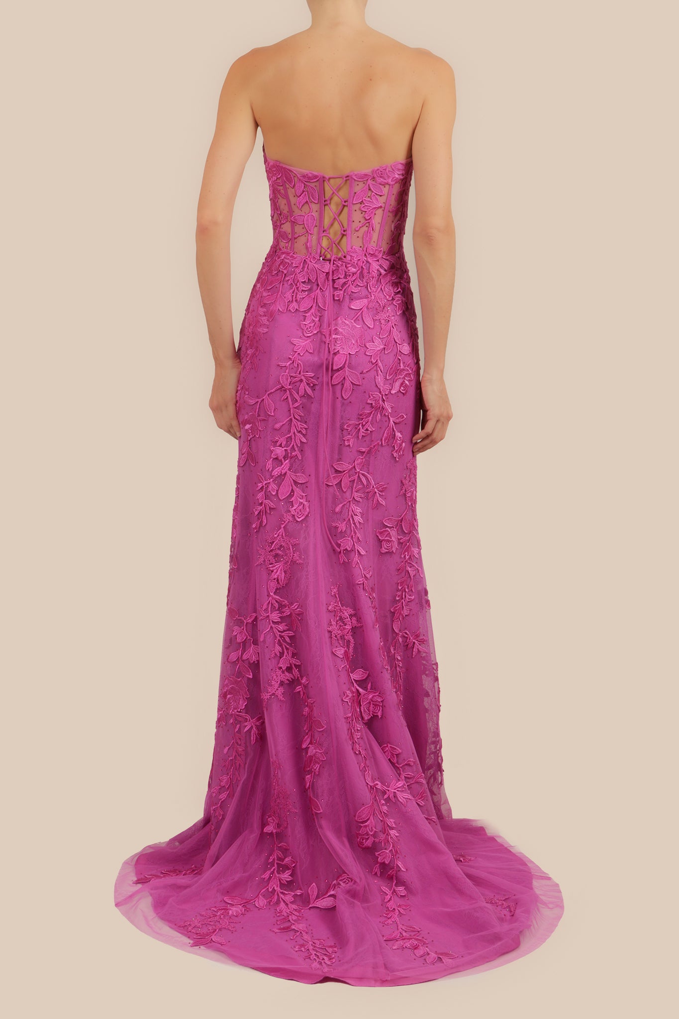 Vestido strapless v bordado detalle en espalda magenta