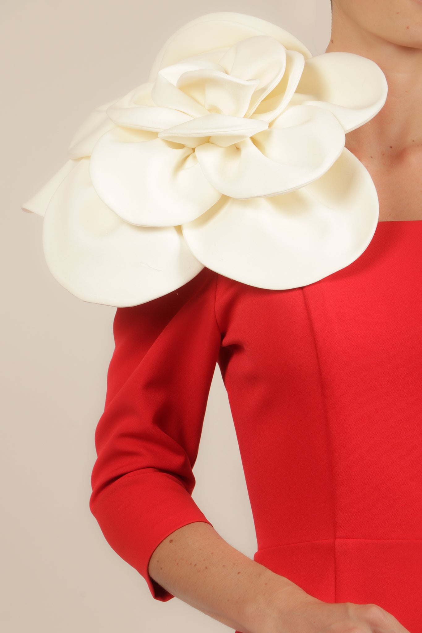 Vestido off the shoulder rojo manga 3/4 detalle flor blanca