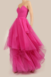 Vestido strapless corazón asimétrico capas magenta