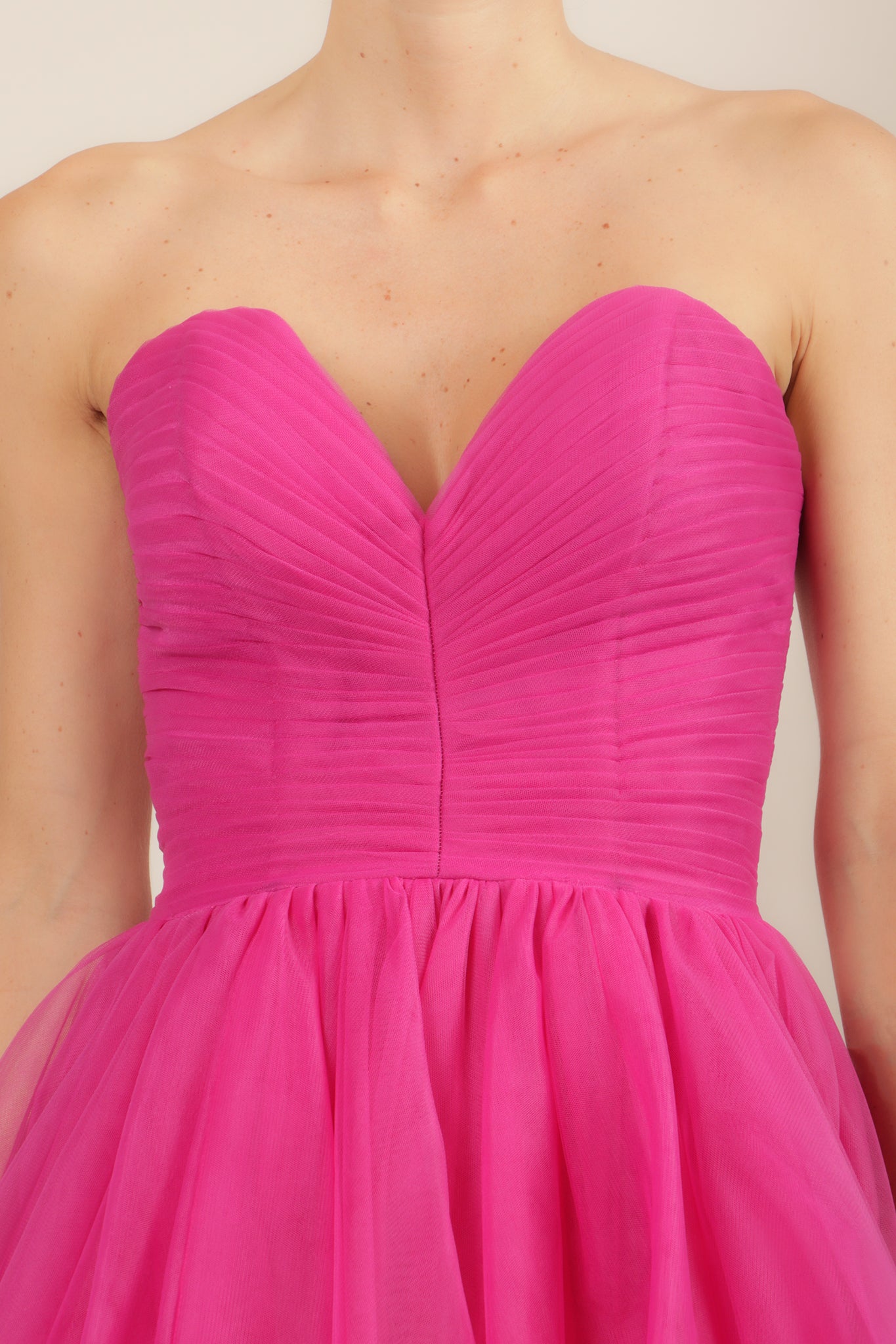 Vestido strapless corazón asimétrico capas magenta