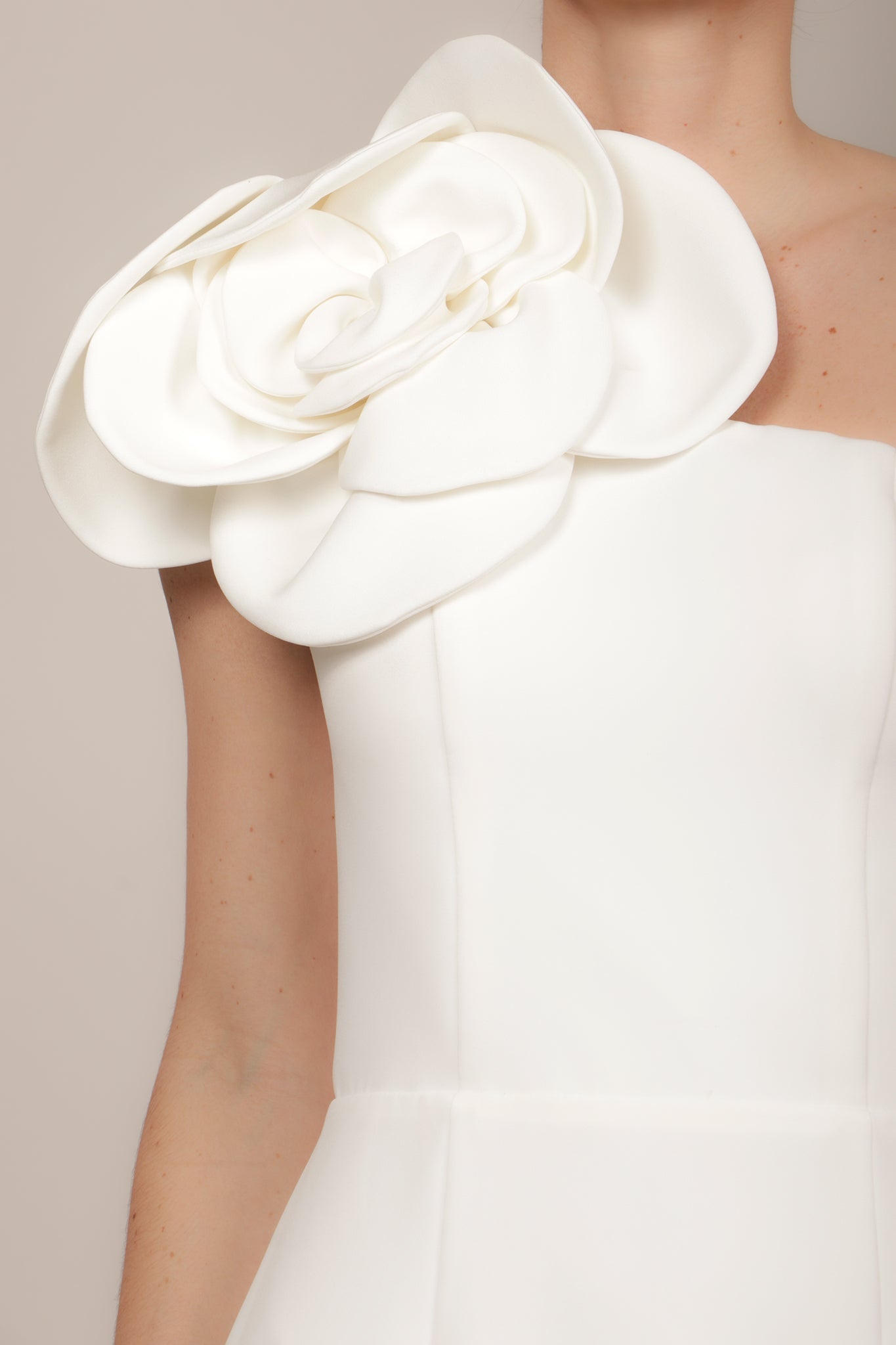 Vestido corto flor en hombro blanco