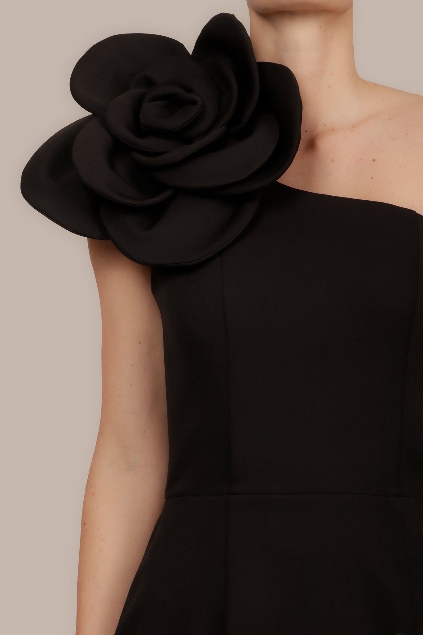Vestido corto flor en hombro negro