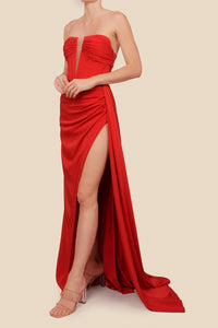 Vestido strapless con cauda rojo