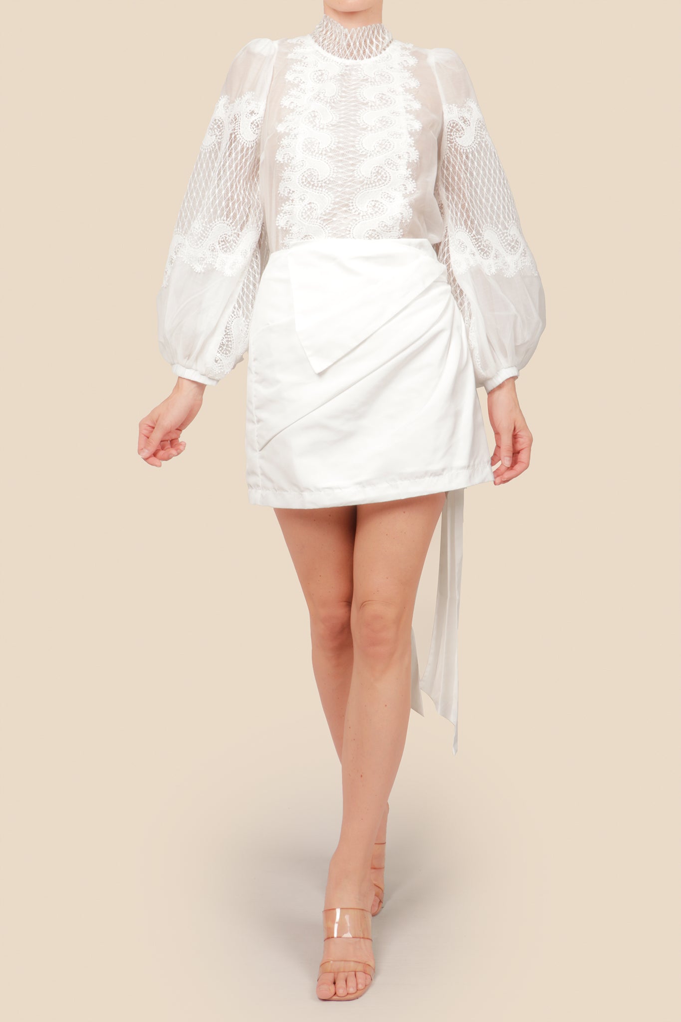 Conjunto blusa organza y falda corta blanco