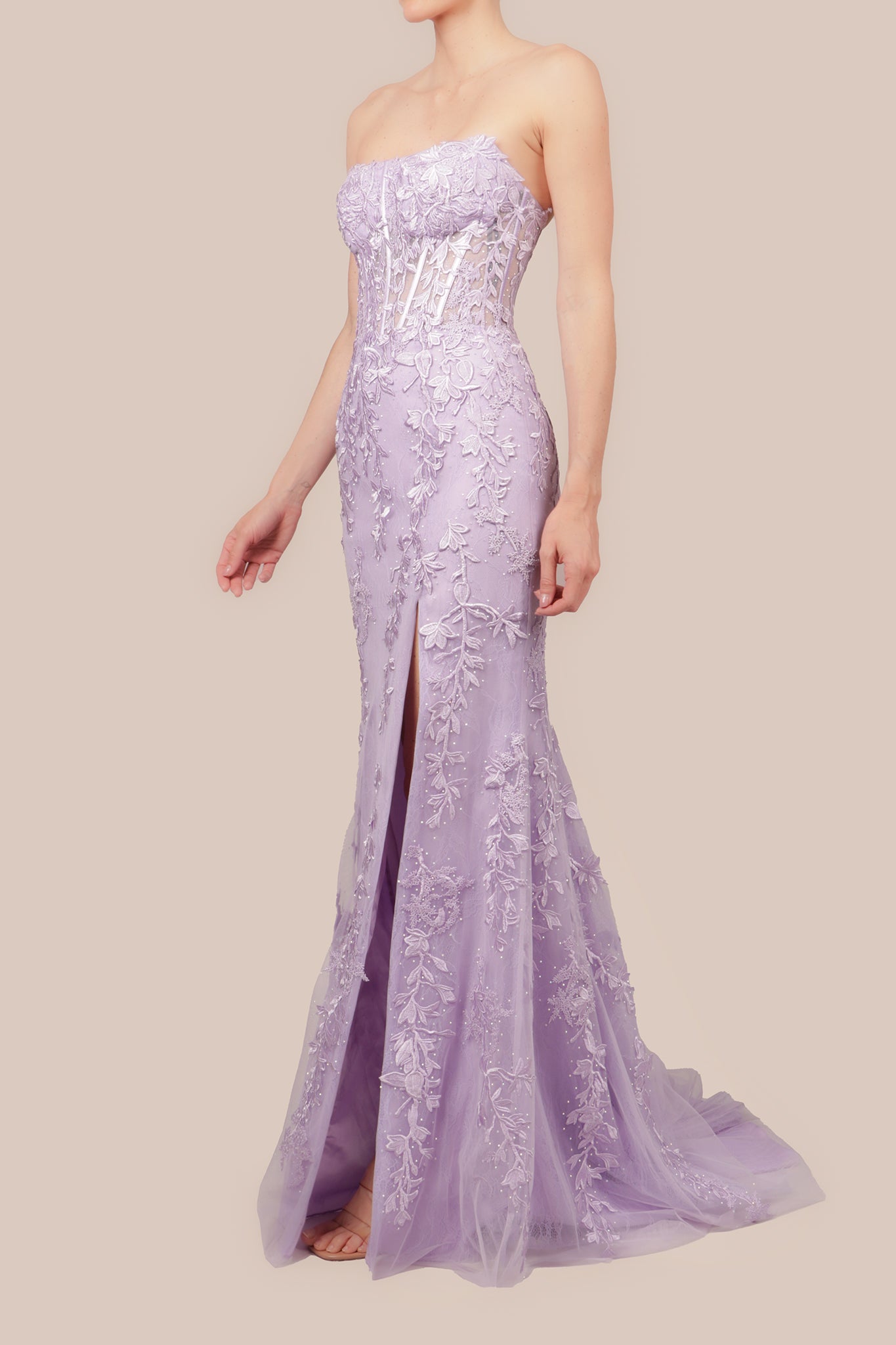 Vestido strapless bordado abertura en pierna lila