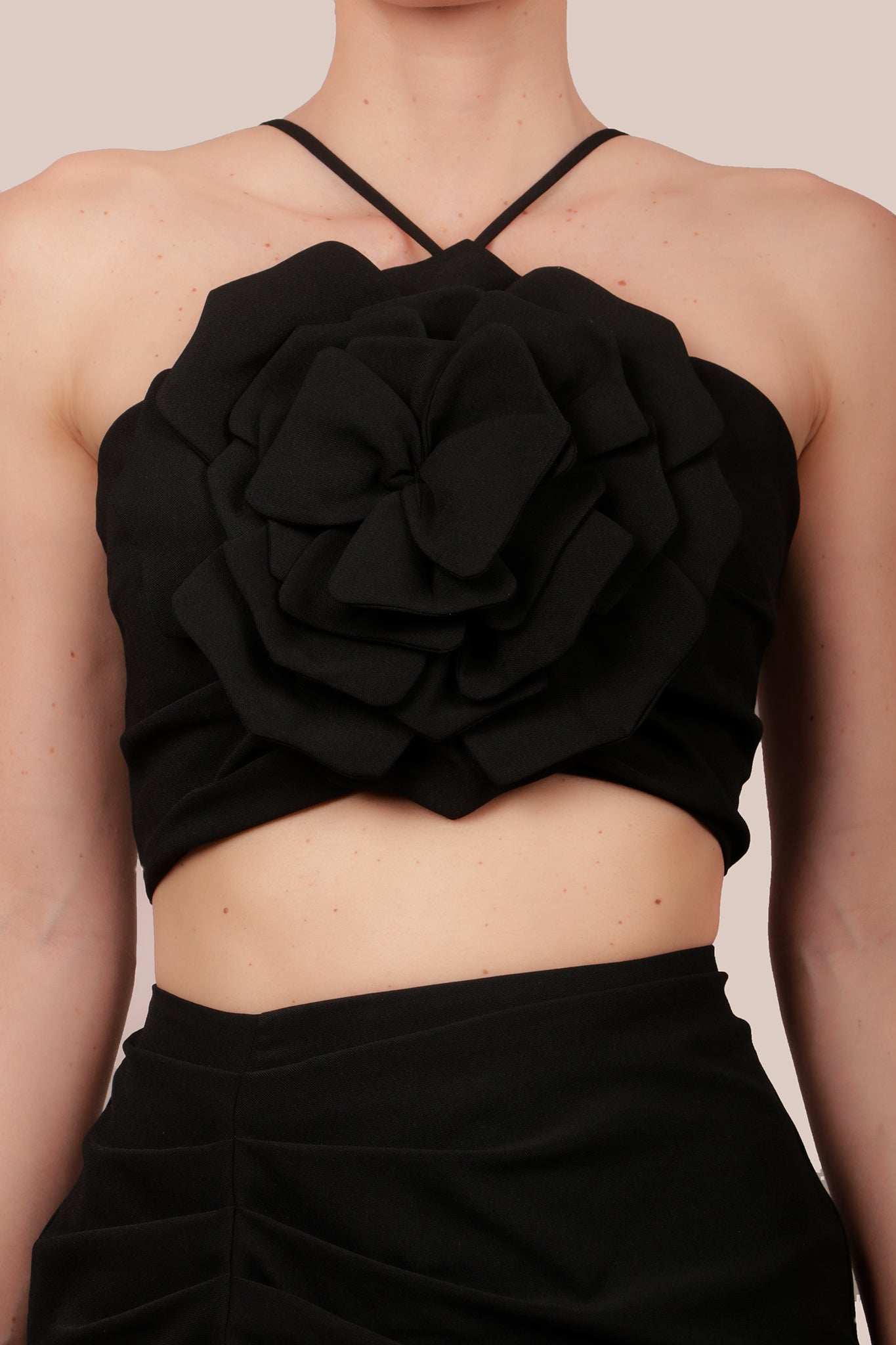 Vestido cut out flor negro