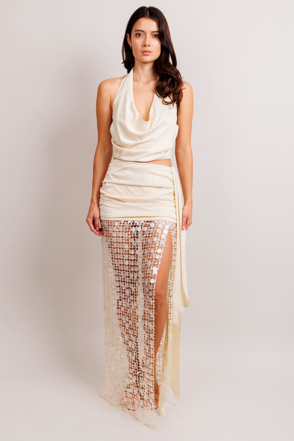 Conjunto top halter y falda de satín con malla beige