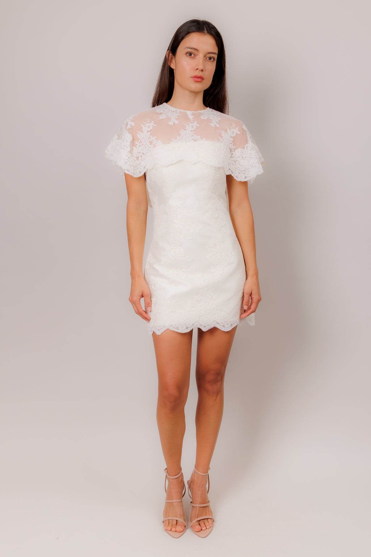 Vestido corto strapless de encaje con capa ivory